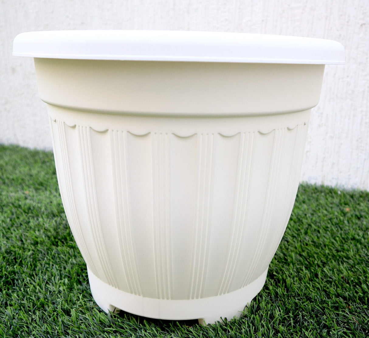 Flower Pot | Outdoor Round Plastic Planter "White"