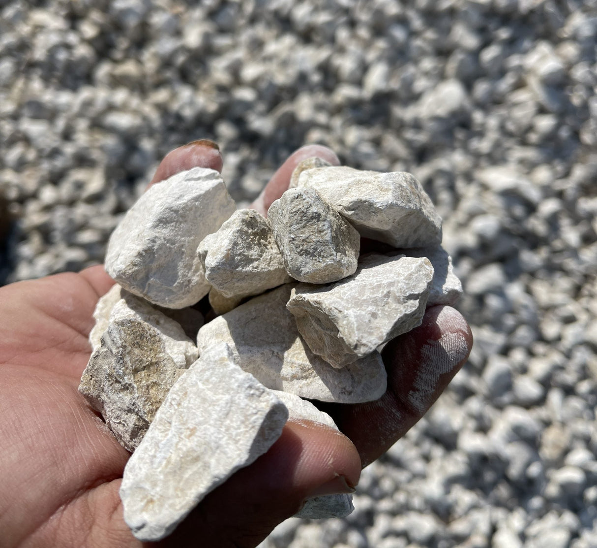 Off White Gravel 2-4cm 20kg Bag